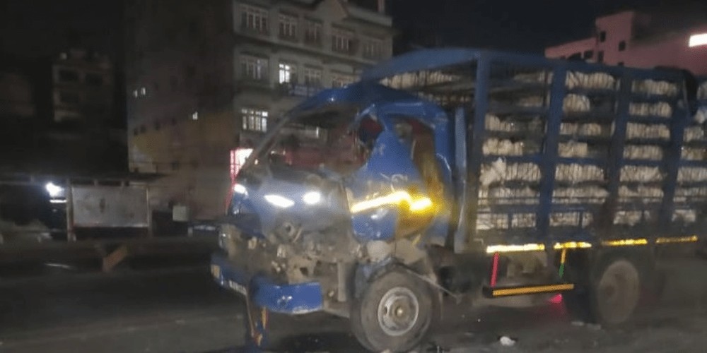 कलंकीमा ट्रकमा मिनीट्रक ठोक्किँदा चालकसहित ३ जनाको मृत्यु