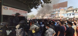 बर्दिबासमा तनाव बढ्यो : हवाइ फायरपछि प्रहरीले चलायो गोली, १ जना घाइते