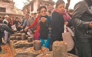 पशुपति परिसरमा यसरी छरियो सतबीज