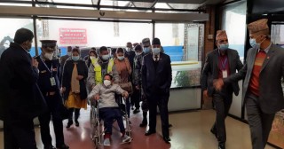 प्रचण्ड पत्नीको उपचारको लागि भारततर्फ प्रस्थान