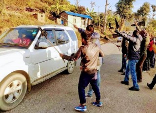 खोनपानी मन्त्री मणि थापालाई विद्यार्थीले देखाए कालो झण्डा