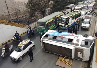 भद्रकालीमा बस पल्टिदाँ दुई घाइते