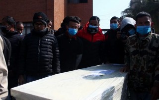 एयरपोर्टको स्तब्ध पार्ने तस्बिर : १८ नेपालीको शव नेपाल ल्याइयो