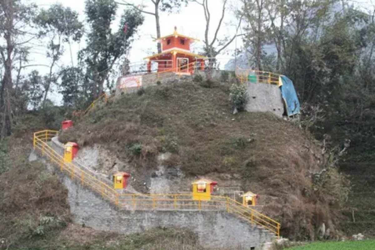 चट्टानको शिरमा आकर्षक मन्दिर  निर्माण