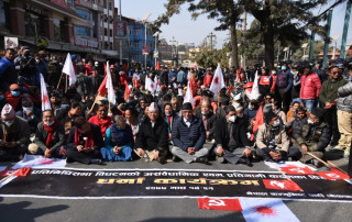 २८ गते ओलीलाई पछार्ने भन्दै प्रचण्ड-माधव यसरी बसे ओली बिरुद्द शक्ति आर्जन गर्न सडक ध्यानमा 