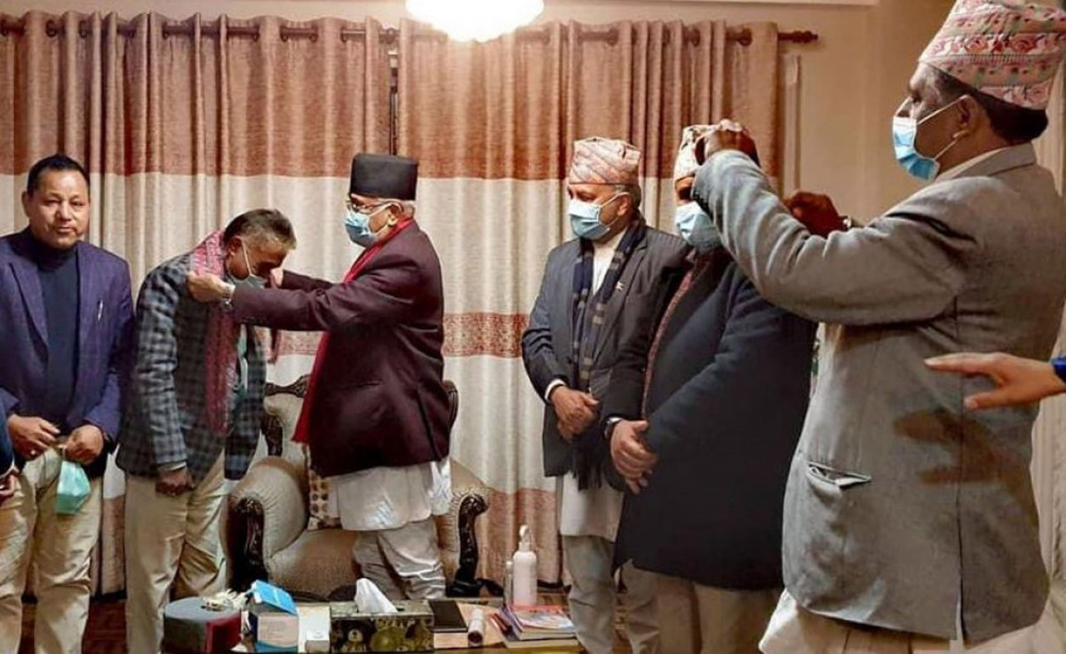 जसपाका नेता डा. शिवजी यादव नेकपामा प्रवेश, ओलीले गरे स्वागत