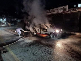 बिहानै  गोंगबुमा अज्ञात व्यक्तिहरुद्वारा ट्याक्सीमा आगजनी