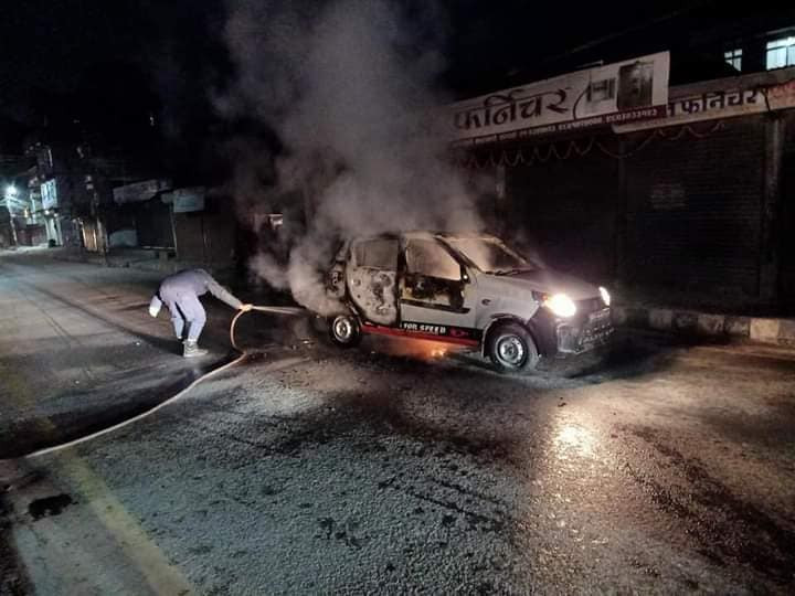 बिहानै  गोंगबुमा अज्ञात व्यक्तिहरुद्वारा ट्याक्सीमा आगजनी