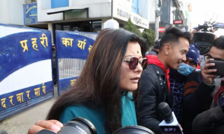 ‘कुटिएकी’ सुष्मा कार्कीको विवाद टुंगियो, आरती र युट्युबर उत्सब रसाइलीले मागे माफी