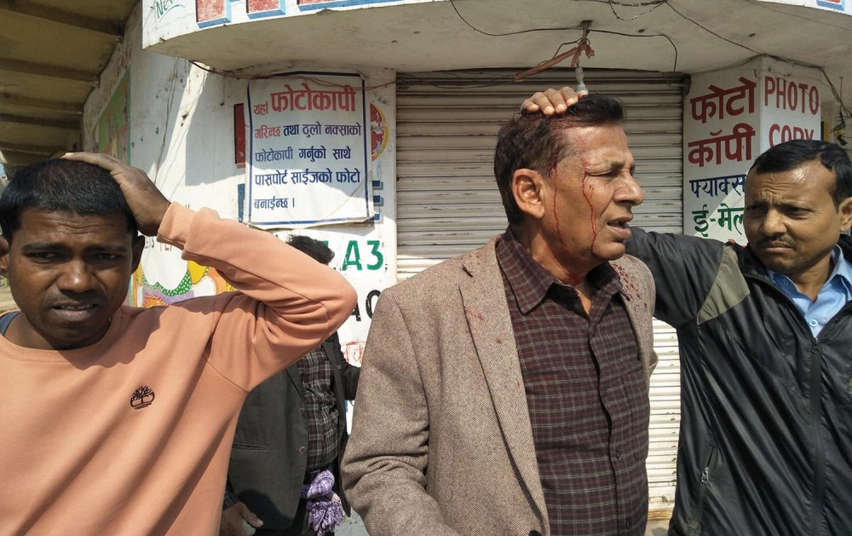 प्रहरी संगको झडपमा पूर्वमन्त्रीको फुट्यो टाउको, प्रदर्शनकारी प्रहरीको कब्जामा