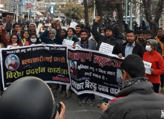 ओली शासनमा बलात्कारी बढेको भन्दै माइतीघरमा प्रधानमन्त्रीको खेदो खन्दै लगाईए यस्ता नारा 