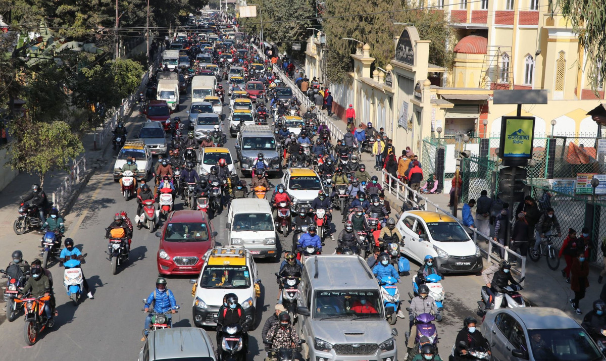 चक्रपथभित्र सवारीसाधन प्रवेशमा रोक : सडकमा १५ सय ट्राफिक प्रहरी खटिए, यी ठाउँबाट निस्कनेछन् र्याली