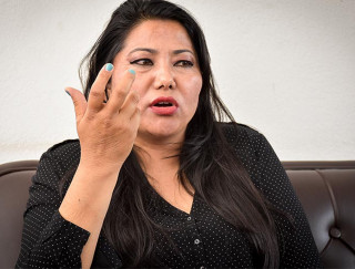 पक्राउ गर्न प्रहरी पुग्यो रामकुमारी झाँक्रीको निवास, सरकारविरुद्ध नाराबाजी गर्दै पुगे समर्थक पनि