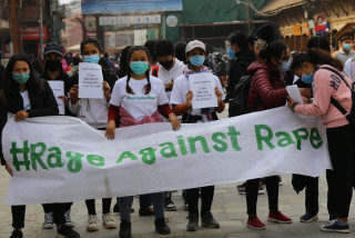 प्रतिगमनको प्रतिकात्मक लाश सहित ओलीको विरोधमा यसरी उत्रिए महिला र नागरिक अगुवा 