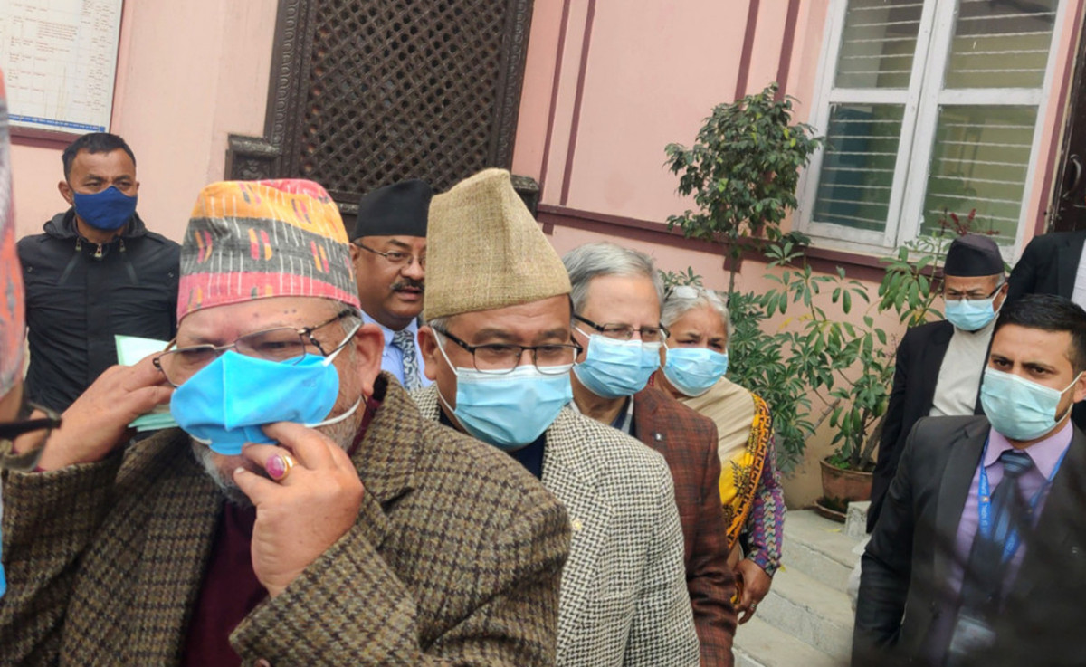 पूर्वप्रधानन्यायाधीशहरूले अड्डी कस्दै अदालतलाई भने - प्रतिनिधिसभा विघटन गैरसंवैधानिक नै हो