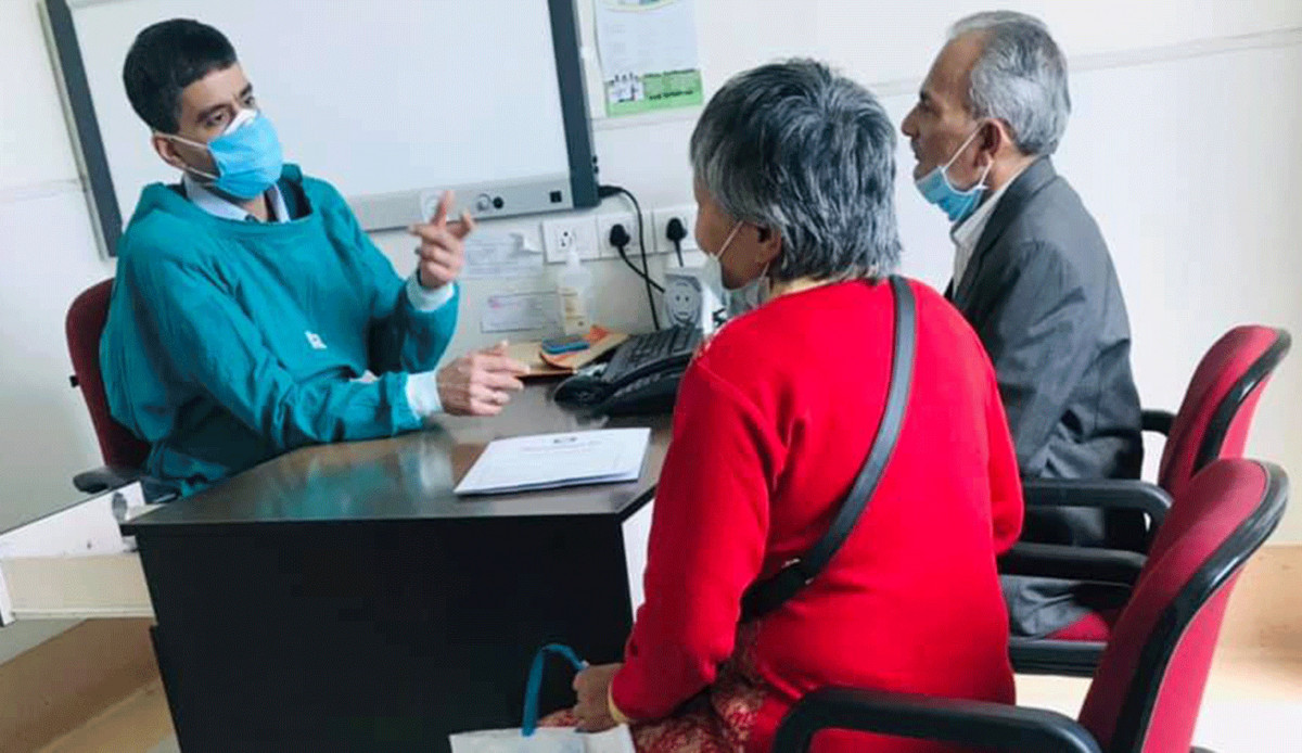 चिकित्सकसँग परामर्श लिँदै बाबुराम, भोलि अस्पताल भर्ना हुने