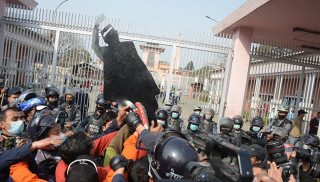 प्रचण्ड-माधव गुटको अनेरास्ववियूका कार्यकर्ताले प्रधानमन्त्री ओली माथि यसरी बर्साए जुत्ता 