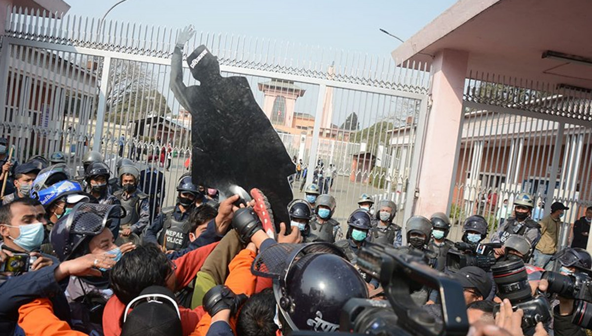 प्रचण्ड-माधव गुटको अनेरास्ववियूका कार्यकर्ताले प्रधानमन्त्री ओली माथि यसरी बर्साए जुत्ता