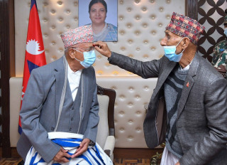 ससुरालीले लोकल रक्सी चखाए पछि ९१ वर्षका बाबुलाई साक्षी राखेर ७० बर्षे प्रधानमन्त्रीले यसरी मनाए जन्मदिन