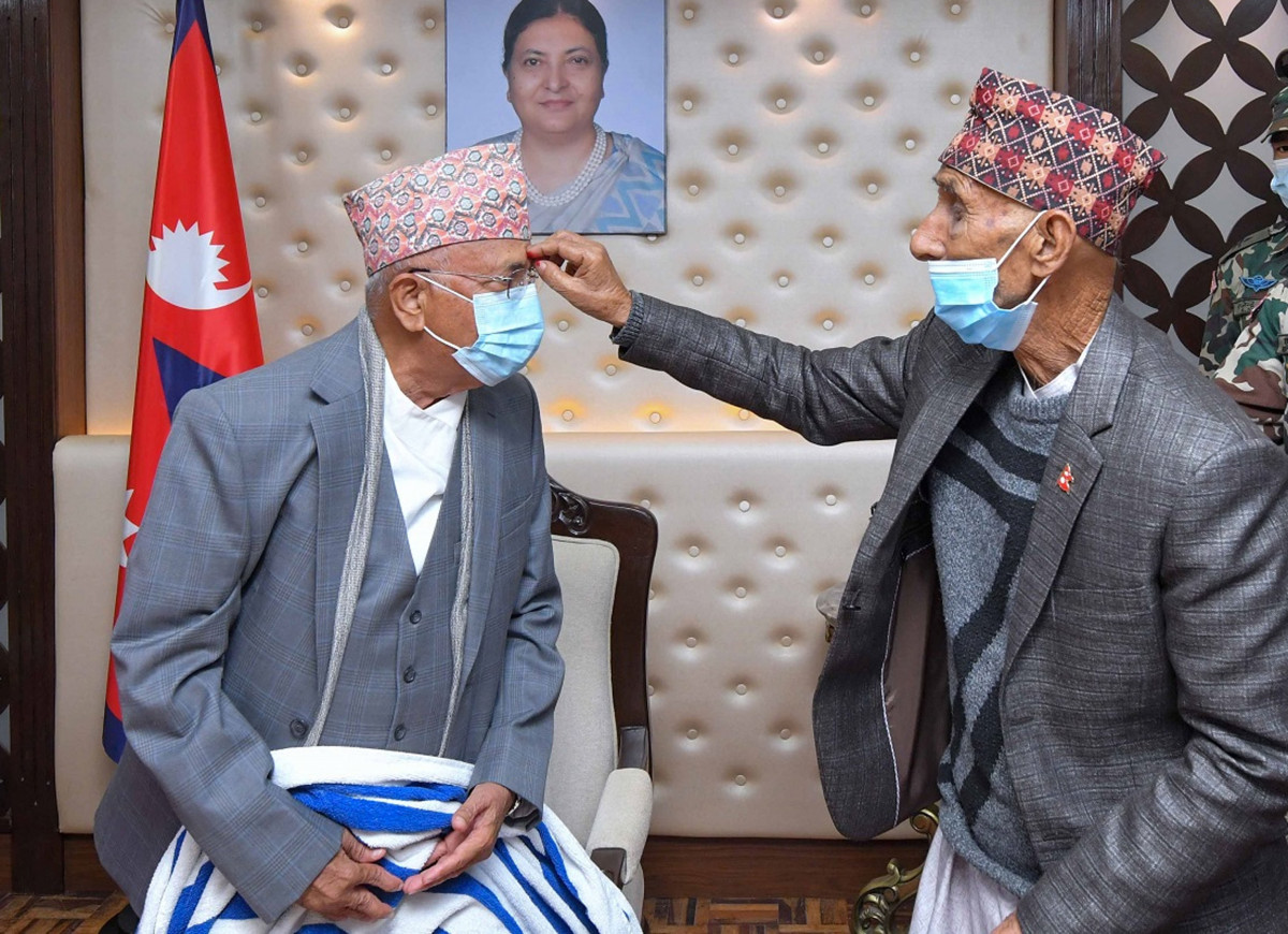 ससुरालीले लोकल रक्सी चखाए पछि ९१ वर्षका बाबुलाई साक्षी राखेर ७० बर्षे प्रधानमन्त्रीले यसरी मनाए जन्मदिन