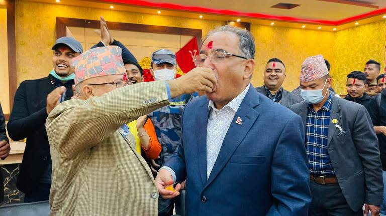 नेकपा अध्यक्षद्वय दाहाल-नेपालले ‘जनताको जीत’ भन्दै बाँडे खुशीयाली