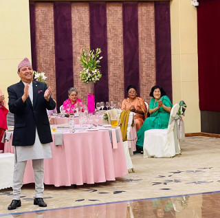 पूर्वराजालाई मख्ख बनाएर उपहारै दिनु पर्ने अबस्थामा पुर्याउने को हुन् यी सुन्दरी युवती, के पाईन् उपहार ?