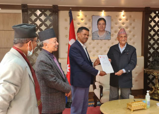 ओलीले प्रमुख सचेतकबाट देव गुरुङलाई गरे बर्खास्त, संसदीय दलमा खेल्न ओलीलाई भयो मार्गप्रशस्त 