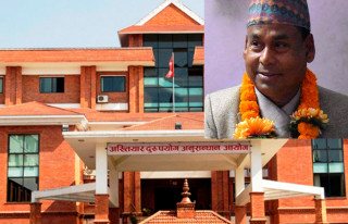 घुस लिएको ८ लाख बाटोमै फालेर गाउँपालिका अध्यक्ष फरार, चालक अख्तियारको फेलामा