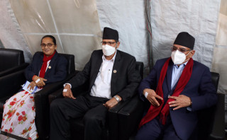 सभामुखदेखि  र नेकपा अध्यक्ष दाहालसम्मले लगाए कोरोनाविरुद्धको खोप