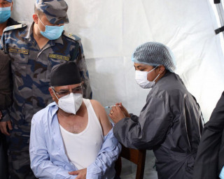 कोरोना खोप लगाउँदा प्रचण्डलाई भएछ एइया, खोप लगाए पछि सभामुखको आयो यस्तो प्रतिक्रिया