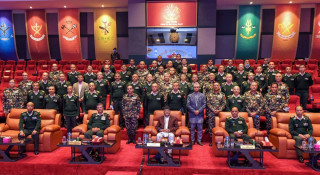 प्रचण्ड-माधवले राजीनामा मागेर हत्तु बनाएपछि ओली रन्किएर किन पुगे सैनिक मुख्यालय ?