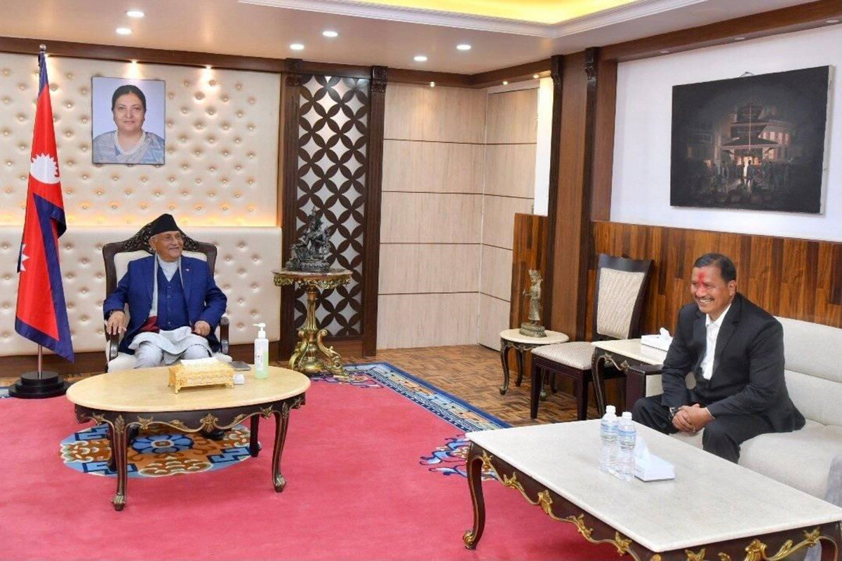 ओली र विप्लब सभागृहमा पुगे लगत्तै प्रचण्ड-माधवले सिंहदरबारमा ११२ सांसद भेला पारे