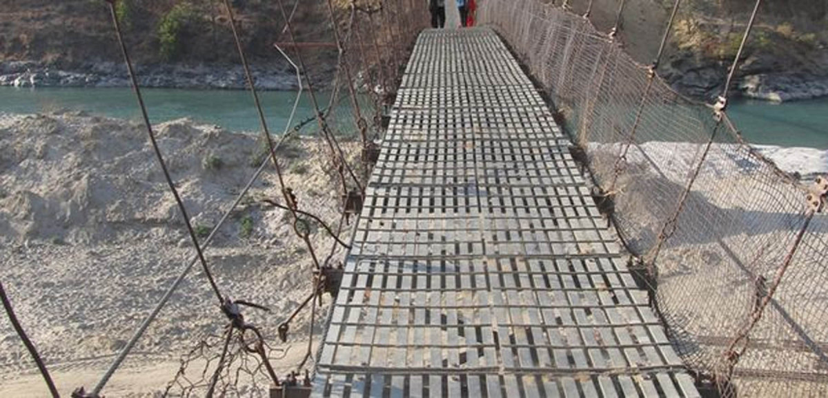 छारे झोलुङ्गे पुल जीर्ण  हुँदा आवतजावत गर्न समस्या