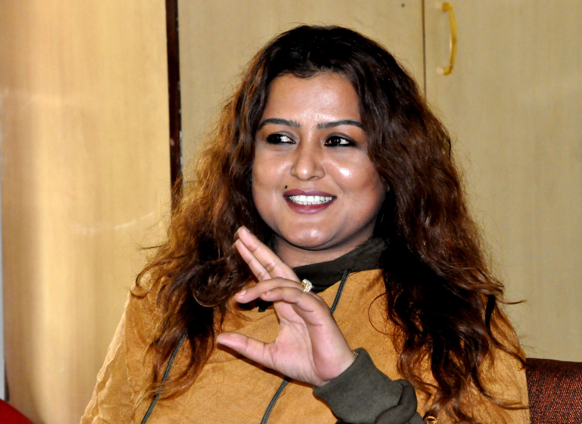 थुतुनो काबुमा राख्न नसक्ने रेखा किन रनक्क रन्किईन ? क्यानडा बाट कसले दियो दनक ?