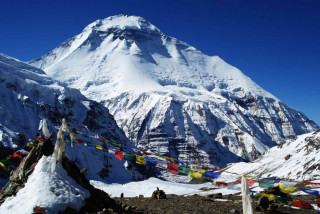 कान्छो धौलागिरिमा नौ देशका झण्डा