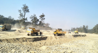 अवैध उत्खनन गर्नेलाई कतै जरिवाना, कतै बेवास्ता