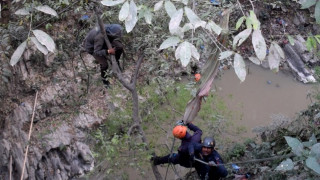 गोकर्णमा प्रहरीले पक्रन खोज्दा रुखमा चढेर ‘हाम्फाल्छु’ भनेपछि....