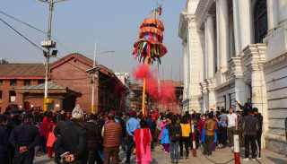 वसन्तपुरमा चीर ठड्याइयो : सुरु भयो फागुपर्व