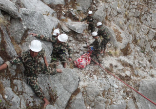 भीरबाट खसेर मृत्यु भएका पुरुषको शव सेनाले यसरी निकाल्यो