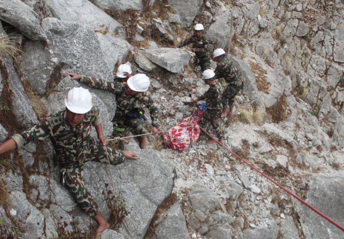 भीरबाट खसेर मृत्यु भएका पुरुषको शव सेनाले यसरी निकाल्यो