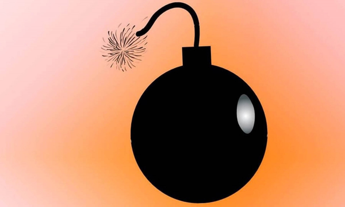 नाली खन्दा बम फेला