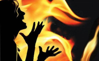 प्रेमिकालाई मट्टितेल खन्याएर आगो लगाएका प्रेमिले आफूलाई पनि लगाए आगो