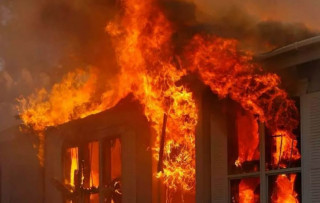 डढेलो गाउँमा पस्दा चार घर र एउटा बाख्रा फार्म जलेर नष्ट