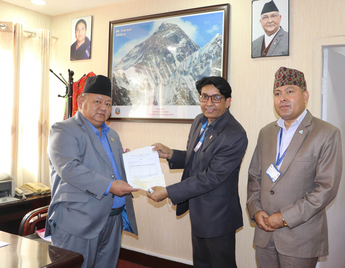 चिडियाखानाका हात्तीको आहाराका लागि वनमन्त्रीद्वारा रु सवा लाख प्रदान