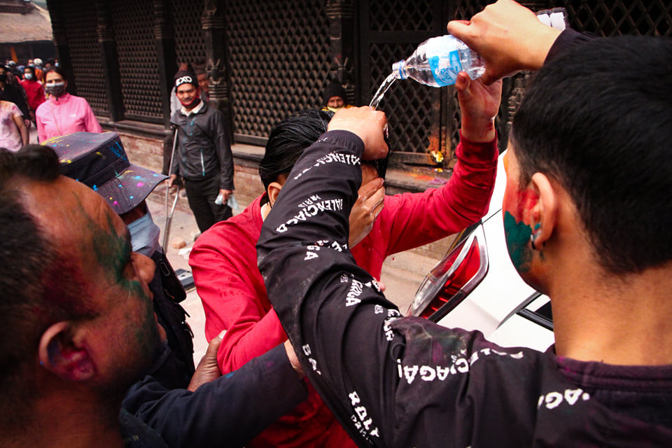 होली खेल्ने क्रममा दुई समूहबीच झडप, दुई युवक घाइते