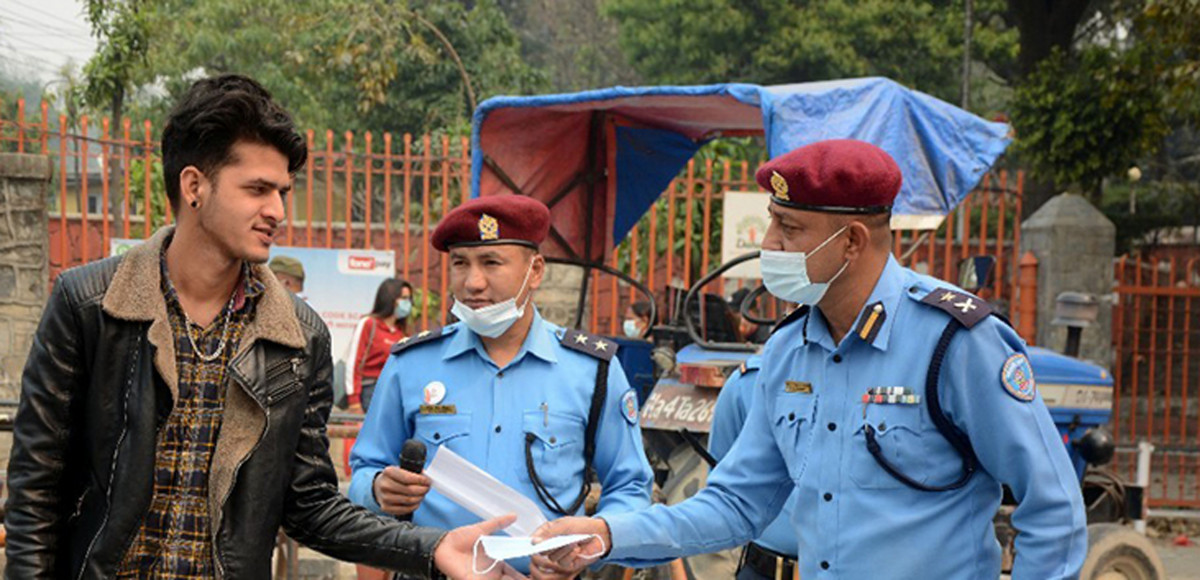 प्रहरीले थाल्यो सचेतना कार्यक्रम, अब मास्क नलगाए सय रुपैयाँ जरिवाना