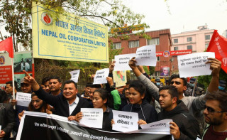 पेट्रोलियम पदार्थको मूल्य वृद्धिको विरोधमा आयल निगम घेराउ