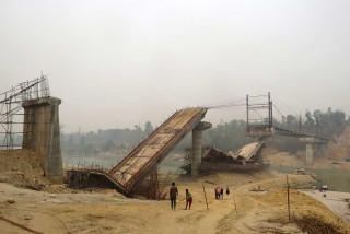 बनाउँदा बनाउँदै भत्कियो ठिमुरा–देवघाट जोड्ने नारायणीको निर्माणाधीन पुल