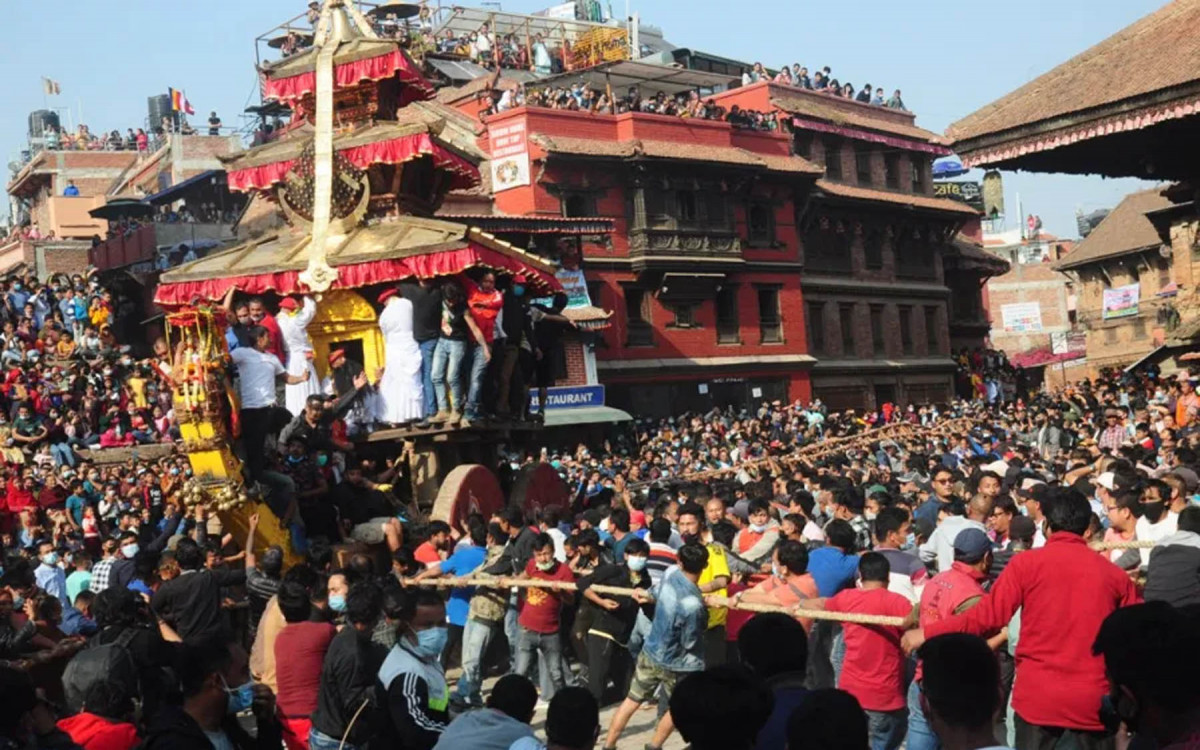 बिस्केट जात्राको रथ तान्दा १९ घाइते, मध्यराति ढुङ्गा हानाहान