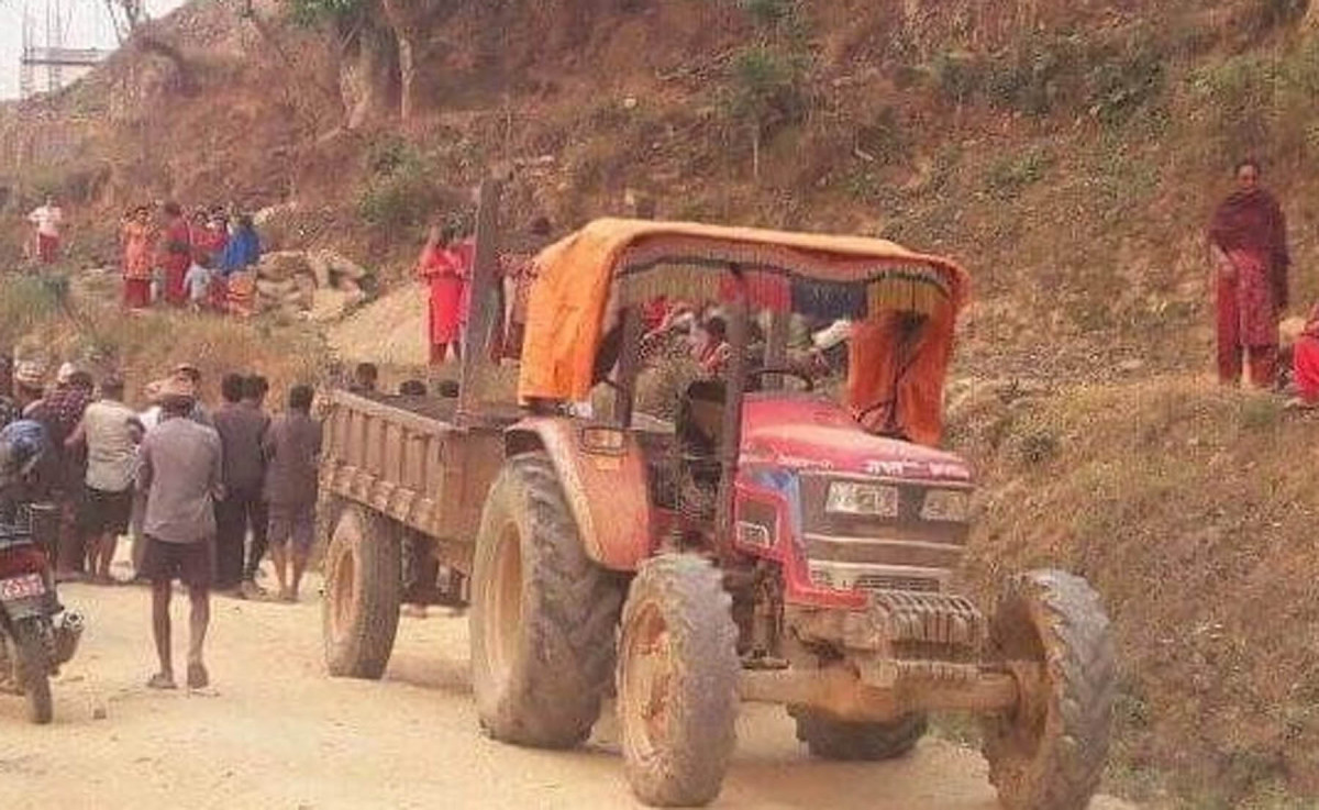 गुडिरहेको ट्रयाक्टरबाट खस्दा गोरखामा बालकको मृत्यु
